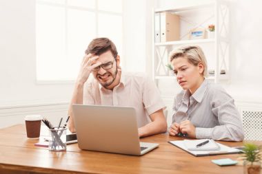 Modern ofiste çalışan genç iş ortakları birkaç