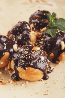 Çikolata sosu ve nane yaprakları ile Fransız profitroles