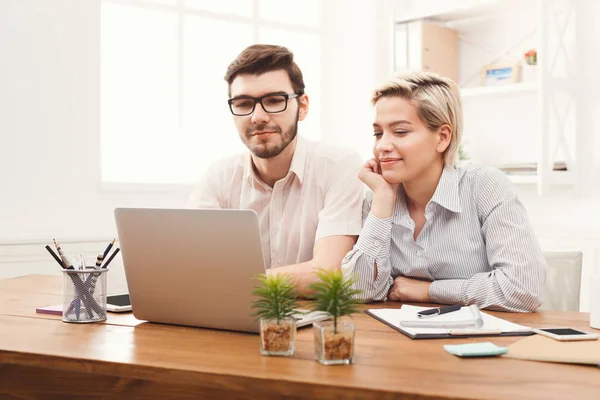 Par av unga kollegor arbetar på moderna kontor — Stockfoto