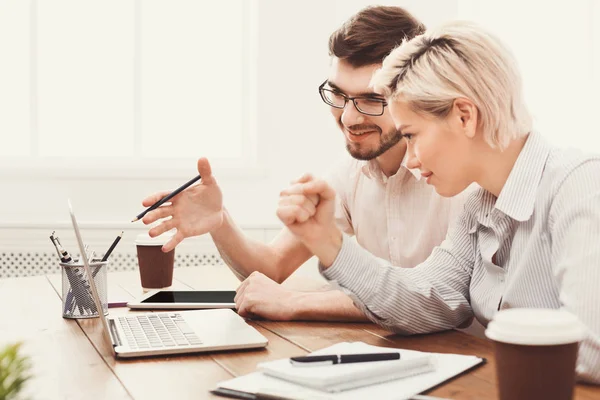 Couple de jeunes partenaires d'affaires travaillant dans un bureau moderne — Photo