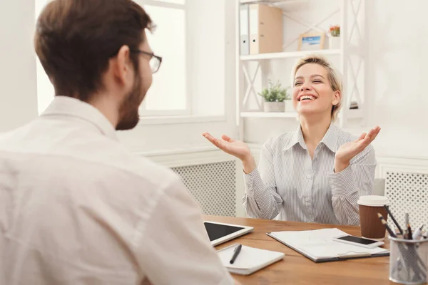 Par av unga business partners arbetar på moderna kontor — Stockfoto