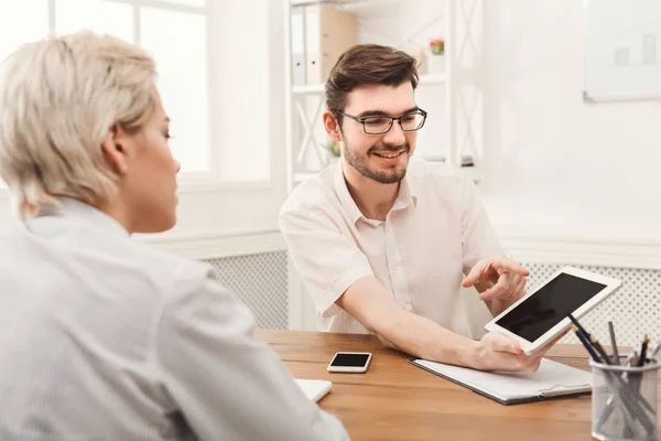 Pareja de socios empresariales jóvenes que trabajan en una oficina moderna — Foto de Stock