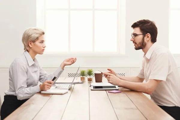 Coppia di giovani colleghi che lavorano in un ufficio moderno — Foto Stock