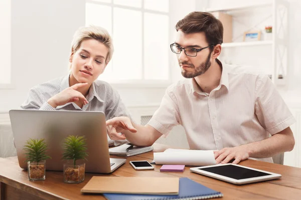 Ein paar junge Geschäftspartner, die im modernen Büro arbeiten — Stockfoto