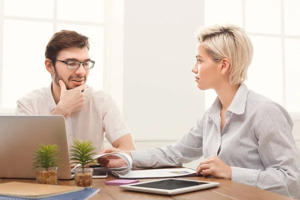 Coppia di giovani colleghi che lavorano in un ufficio moderno — Foto Stock