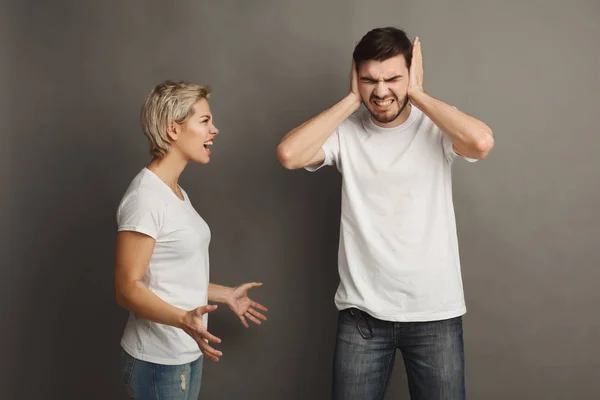 Casal em briga, mulher gritando para namorado — Fotografia de Stock