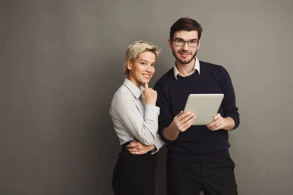 Pareja con tablet digital — Foto de Stock