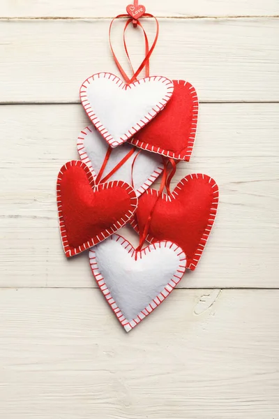 Fondo de San Valentín, corazones de almohada hechos a mano en madera, espacio para copiar —  Fotos de Stock