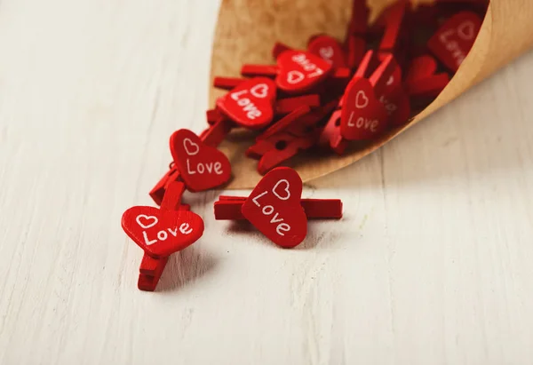 Aşık gün arka plan zanaat kornet kırmızı clothespins ile — Stok fotoğraf