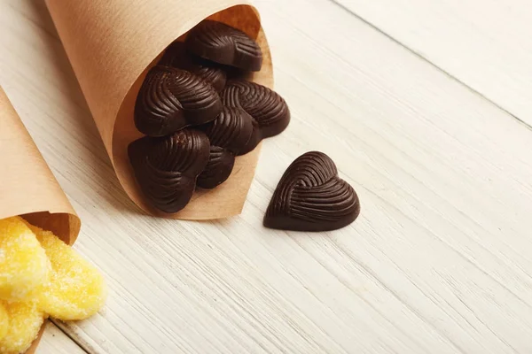 Liebhaber Tag Hintergrund mit verschiedenen Süßigkeiten in Craft Cornets — Stockfoto