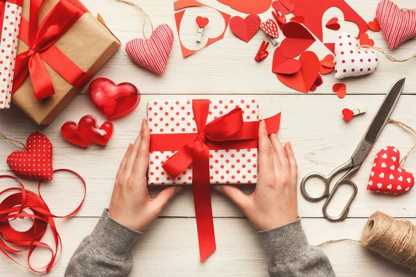 Fondo de San Valentín, caja de regalo hecha a mano en madera, espacio para copiar — Foto de Stock