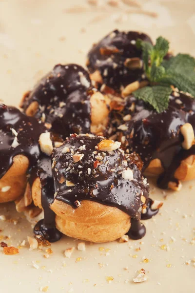 Çikolata sosu ve nane yaprakları ile Fransız profitroles