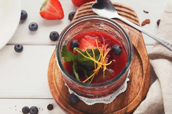 Чиа пудинг с ягодами, здоровый ресторанный десерт — стоковое фото