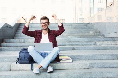 Mutlu başarılı adam kollarını havaya kaldırdı