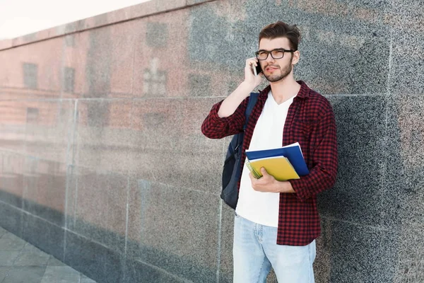 Estudiante hablando por teléfono sobre fondo gris — Foto de Stock