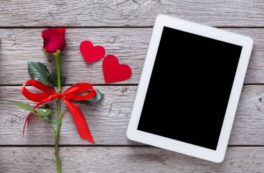 Online alışveriş tatil arka plan, tablet ekranı, gül çiçek ve rustik ahşap kağıt Kalpler