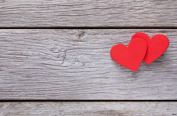 Fondo de San Valentín con corazones hechos a mano en madera rústica — Foto de Stock