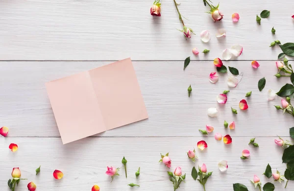 Valentine achtergrond met verspreide roze roze bloemen en bloemblaadjes op wit rustiek hout — Stockfoto