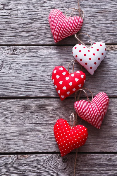 San Valentino, cuori grappolo su sfondo di legno — Foto Stock