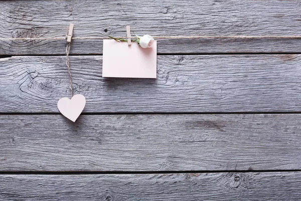 Dag van de Valentijnskaart, papier hart en kaart op houten achtergrond — Stockfoto