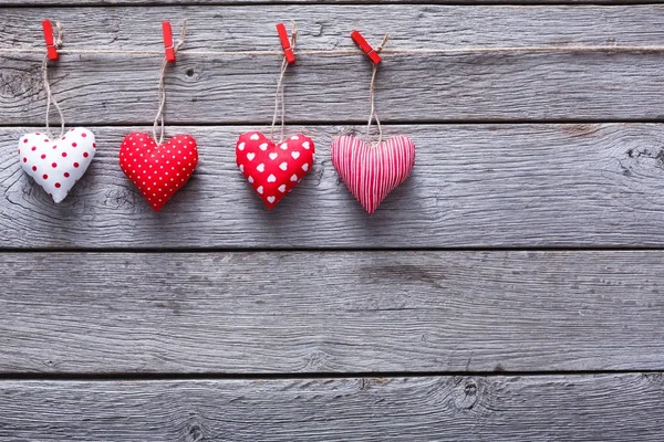 Fondo de San Valentín, corazones de almohada bordean la madera — Foto de Stock