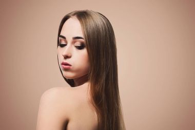 Bej renkli arka plan, moda çekim güzellik modeli