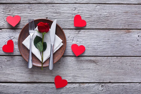 Valentine den pozadí, příbory s růží na štítku na dřevo — Stock fotografie