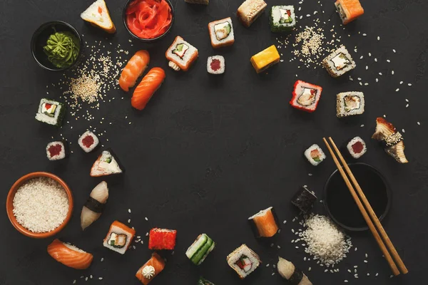 Sushi y rollos de fondo, marco en negro, vista superior . — Foto de Stock