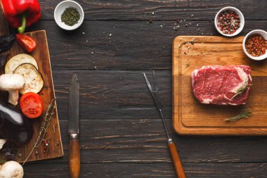 Ham sığır fileto biftek ahşap tahta üzerinde