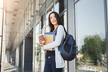 Ders kitapları ve kahve ile güzel öğrenci kız