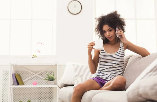 Jovem em casa falando no celular — Fotografia de Stock