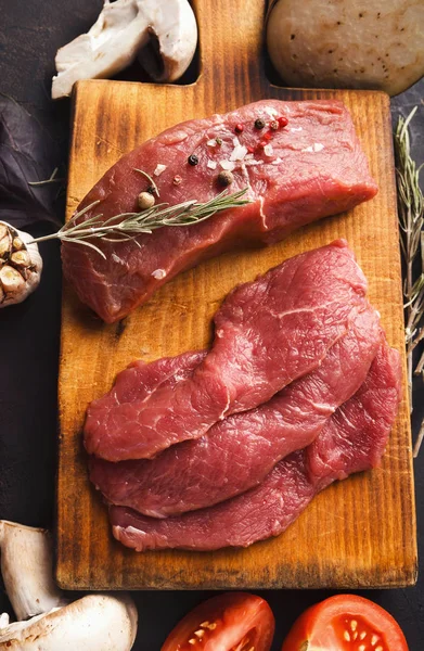 Filete de ternera crudo mignon filetes en tablero de madera — Foto de Stock