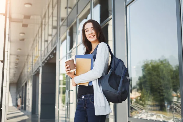 美丽的学生女孩与教科书和咖啡 — 图库照片