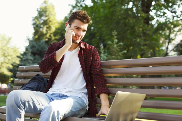 Sorrindo homem falando no telefone celular ao ar livre — Fotografia de Stock