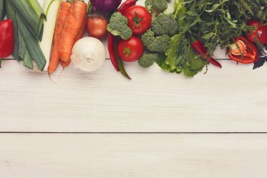 Sınır kopya alanı ahşap zemin üzerine taze sebze