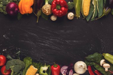 Sınır kopya alanı ahşap zemin üzerine taze sebze