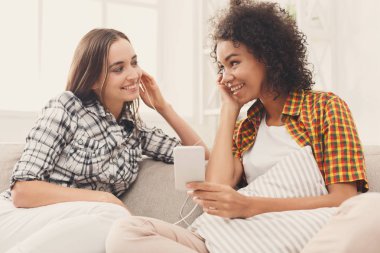 Müzik dinleme ve kulaklık paylaşımı iki kadın