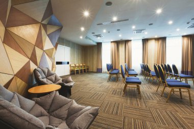 Modern otel lobisinde soyut ahşap duvar ile