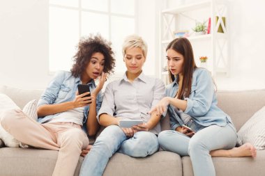 Üç kadın arkadaş akıllı telefonlar evde kullanma