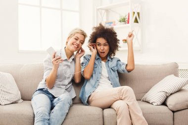 Müzik dinleme ve kulaklık paylaşımı iki kadın