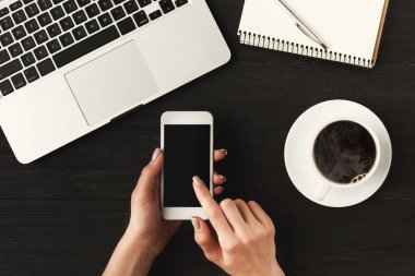 Kadının elinde tutan bir smartphone, üstten görünüm