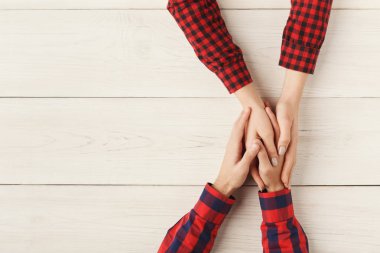 Bir erkek ve dişi el ele tutuşarak Üstten Görünüm