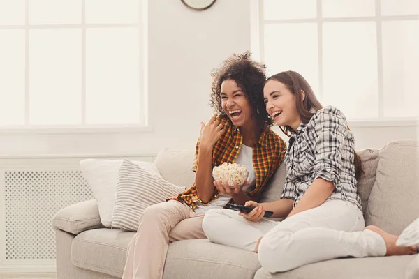 Lächelnde junge Frauen, die zu Hause fernsehen — Stockfoto