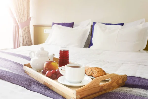Breakfast served in bed on wooden tray — Stock Photo, Image