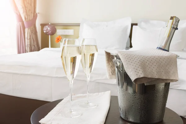 Dos copas y una botella de champán en el hotel — Foto de Stock