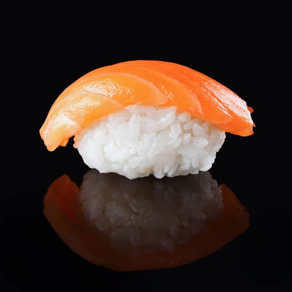 Lachs-Sushi auf schwarzem Spiegelgrund — Stockfoto