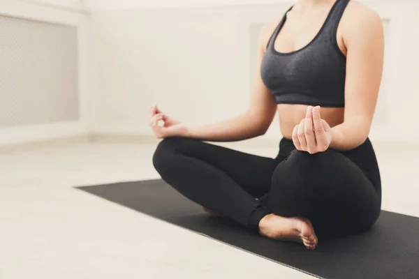 Молода жінка в класі йоги, розслабитися медитація позу — стокове фото
