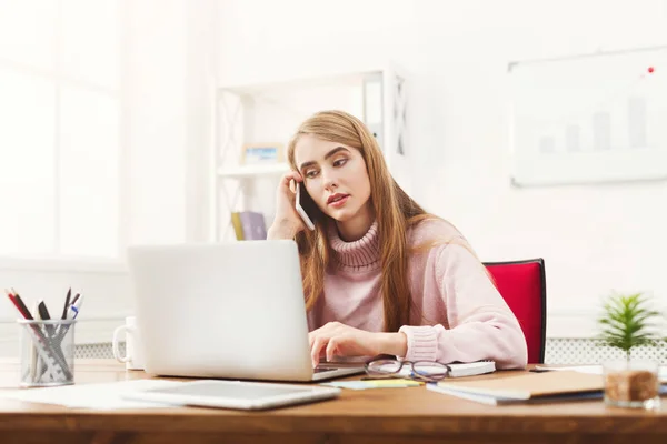 Seriös affärskvinna på jobbet pratar telefon — Stockfoto