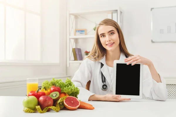 Dokter voedingsdeskundige en bedrijf digitale tablet — Stockfoto