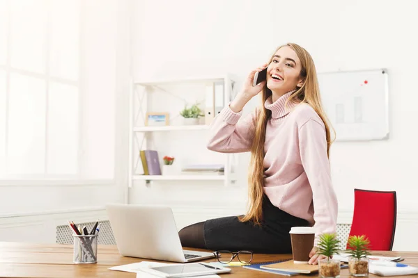 Zakenvrouw praten over telefoon op kantoor — Stockfoto